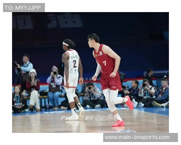 媒体人分析曾凡博表现称教练未设投篮战术需时间适应比赛节奏