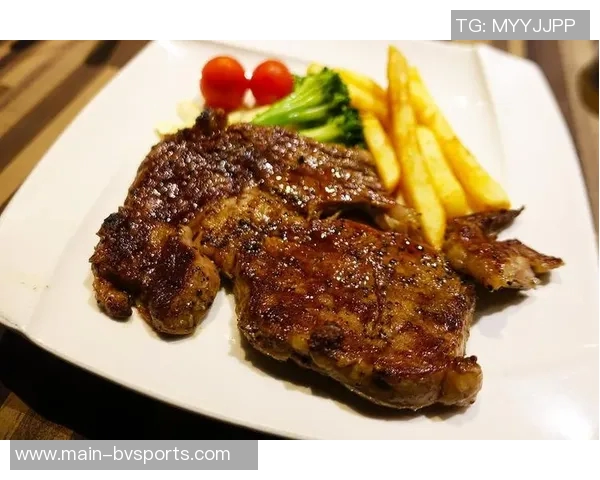 亚当斯如野兽般光脚漫步手持牛排展现原始魅力