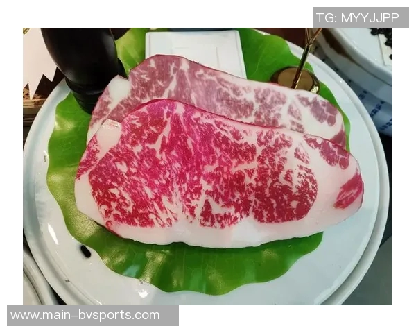 亚当斯如野兽般光脚漫步手持牛排展现原始魅力 亚当斯如野兽般光脚漫步手持牛排展现原始魅力