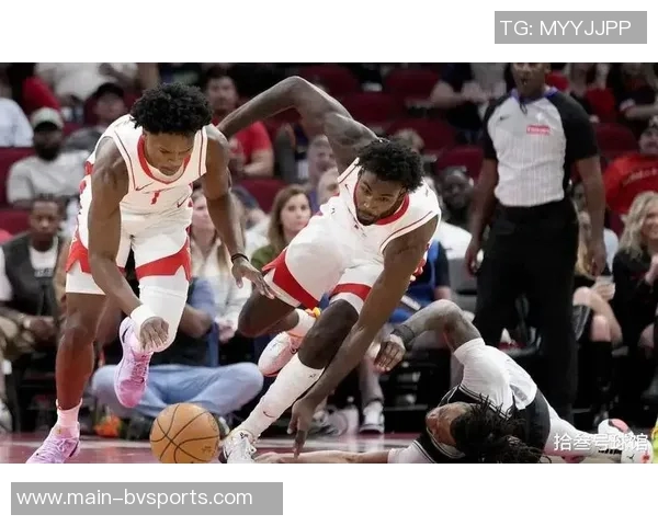 火箭队今日训练精彩瞬间KD与阿门击掌庆祝奥科吉上演霸气暴扣